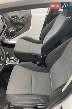 Хетчбек Toyota Yaris 2015 в  фото 12 Хетчбек Toyota Yaris 2015 в