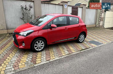 Хэтчбек Toyota Yaris 2015 в 