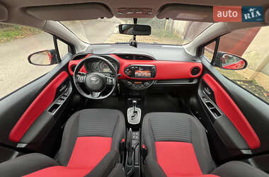 Хэтчбек Toyota Yaris 2015 в 