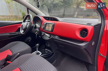 Хэтчбек Toyota Yaris 2015 в 