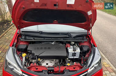 Хэтчбек Toyota Yaris 2015 в 