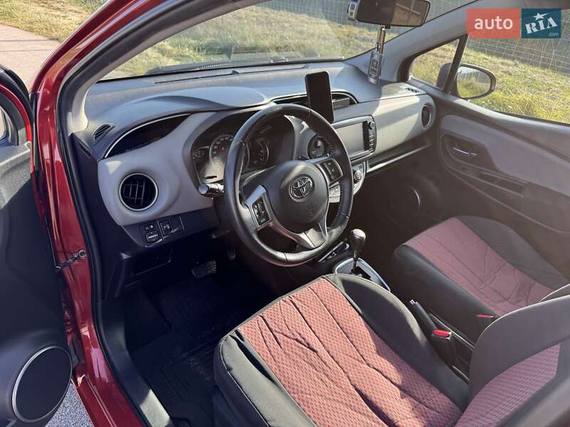 Хэтчбек Toyota Yaris 2014 в Черняхове