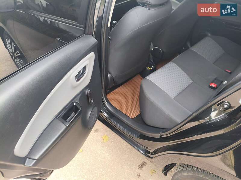 Хетчбек Toyota Yaris 2014 в Житомирі