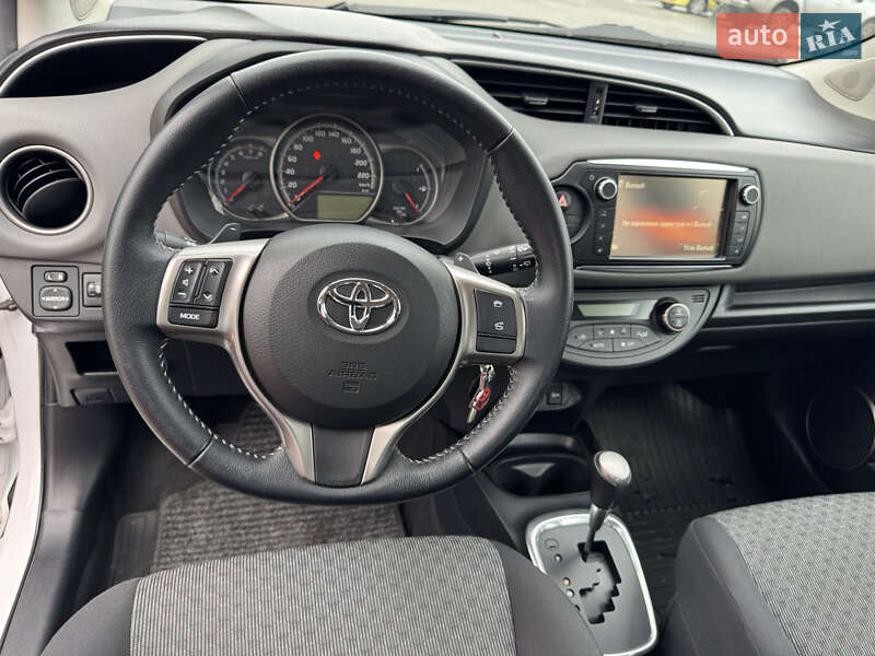 Хэтчбек Toyota Yaris 2015 в Одессе