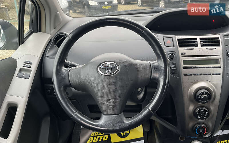 Хетчбек Toyota Yaris 2011 в Мукачевому