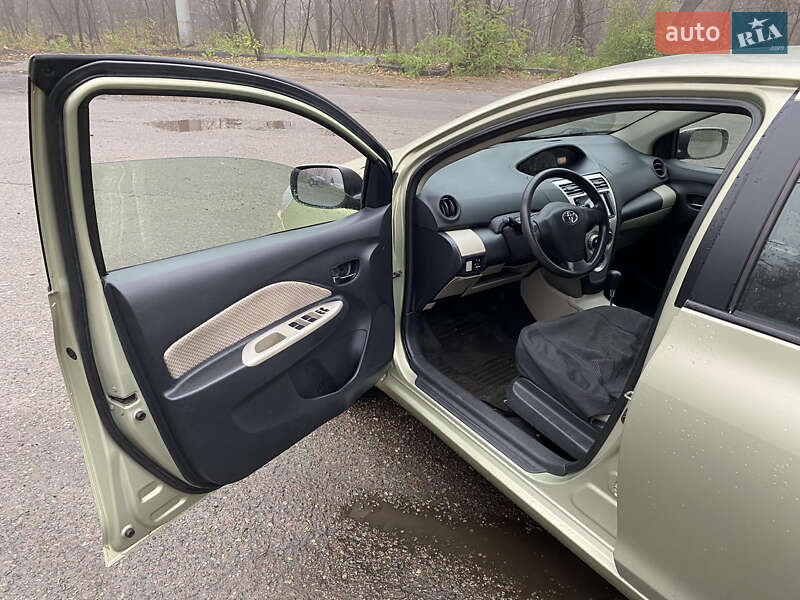 Седан Toyota Yaris 2007 в Киеве