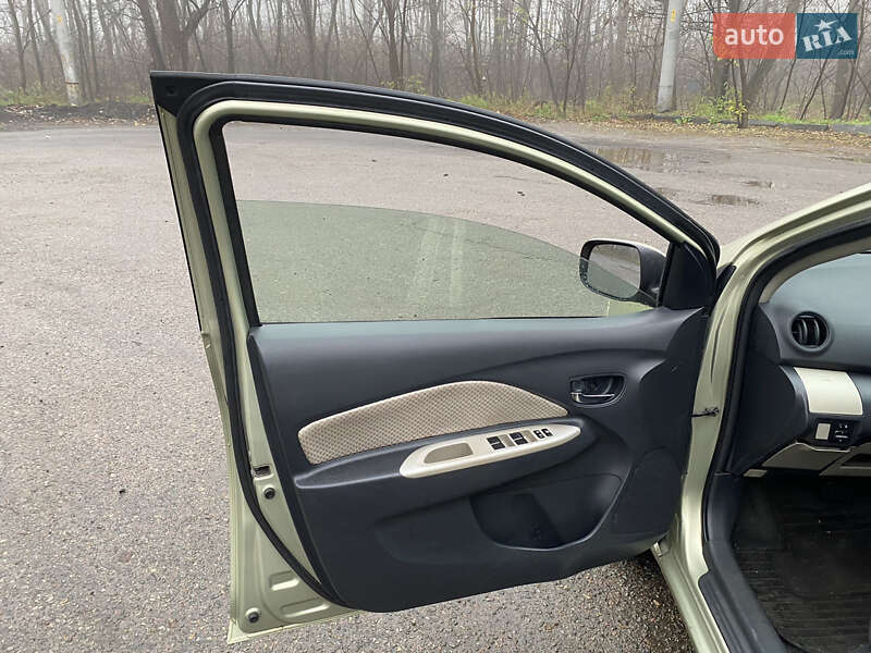 Седан Toyota Yaris 2007 в Киеве