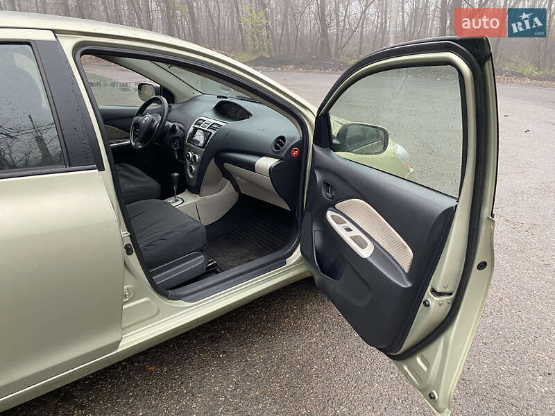 Седан Toyota Yaris 2007 в Киеве