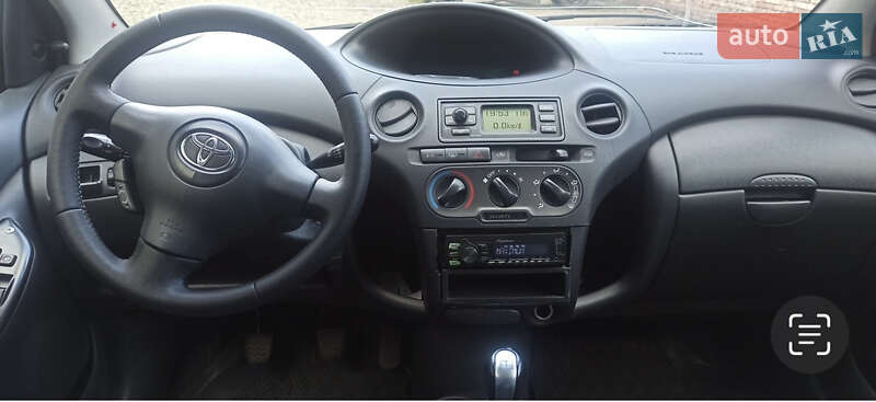 Хэтчбек Toyota Yaris 2005 в Надворной