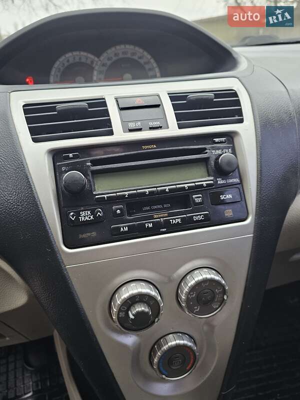 Седан Toyota Yaris 2007 в Киеве