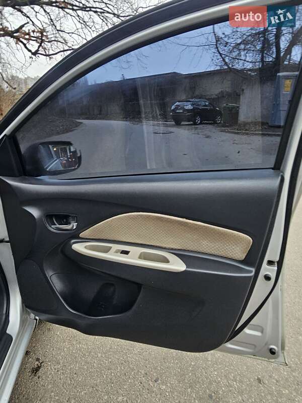 Седан Toyota Yaris 2007 в Киеве