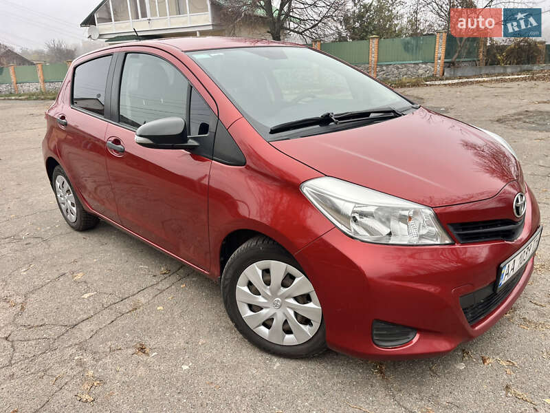 Хетчбек Toyota Yaris 2013 в Путивлі