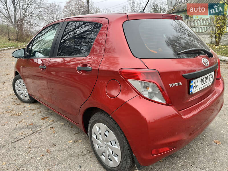 Хетчбек Toyota Yaris 2013 в Путивлі