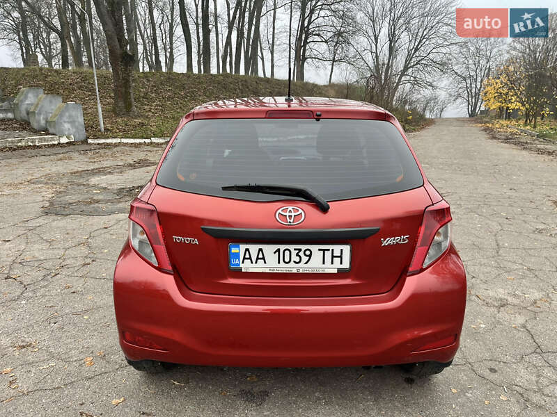 Хетчбек Toyota Yaris 2013 в Путивлі