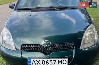 Хэтчбек Toyota Yaris 2000 в Ромнах