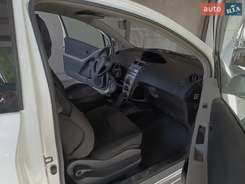 2011 Toyota Yaris - мініатюра 12