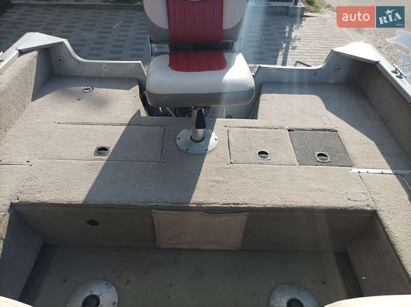 Лодка Tracker Targa 2004 в Гостомеле