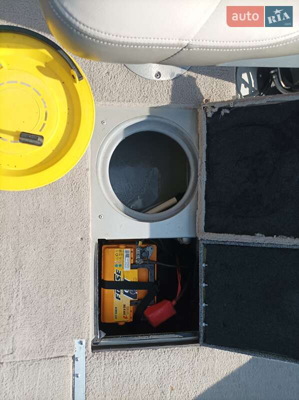 Лодка Tracker Targa 2004 в Гостомеле