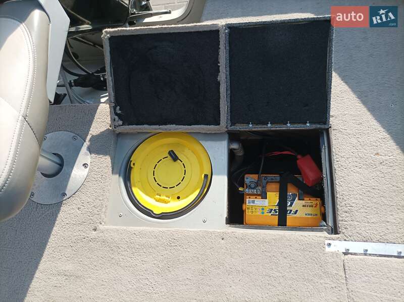 Лодка Tracker Targa 2004 в Гостомеле