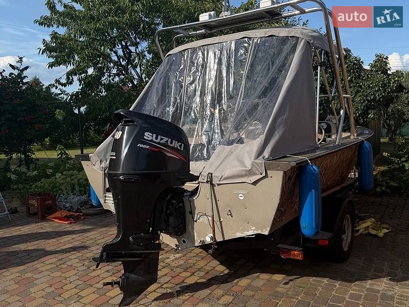 Катер Tracker Targa 2001 в Старих Петрівцях
