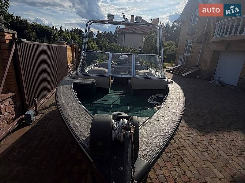 Катер Tracker Targa 2001 в Старих Петрівцях