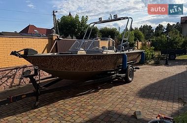 Катер Tracker Targa 2001 в Старих Петрівцях