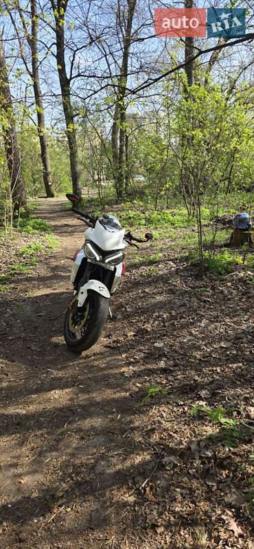 Мотоцикл Без обтекателей (Naked bike) Triumph Street Triple 675 2013 в 