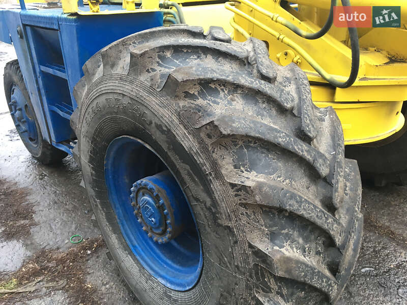Экскаватор погрузчик UN 053 1990 в Мироновке