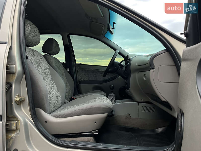 Седан ВАЗ / Lada 1118 Калина 2006 в Чернівцях