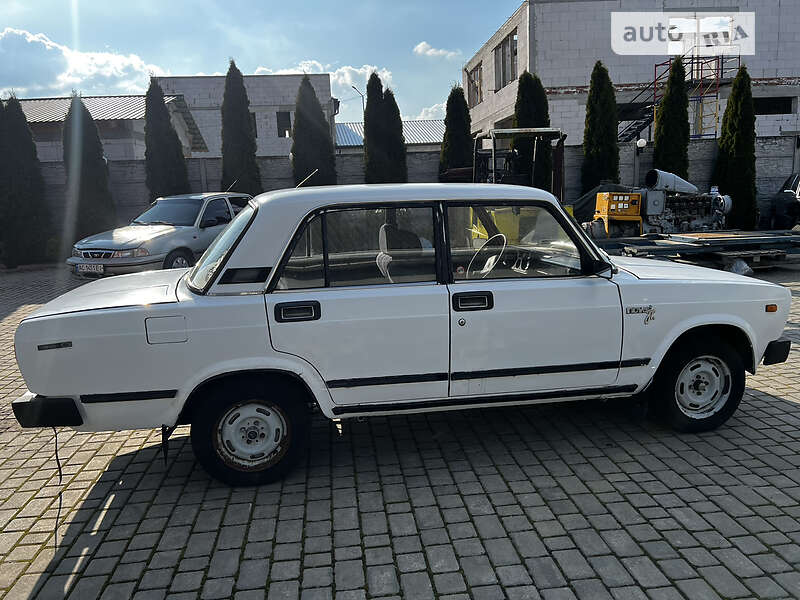 Седан ВАЗ / Lada 2105 1992 в Нововолынске