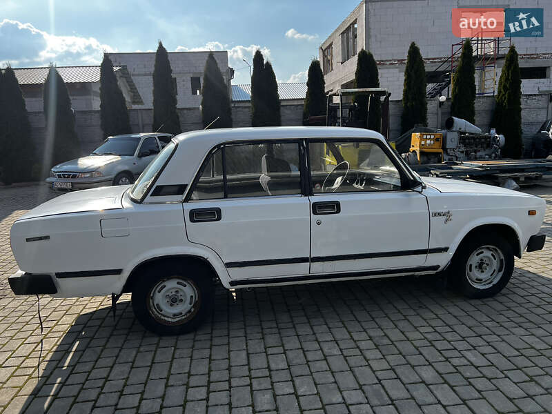 Седан ВАЗ / Lada 2105 1992 в Нововолынске