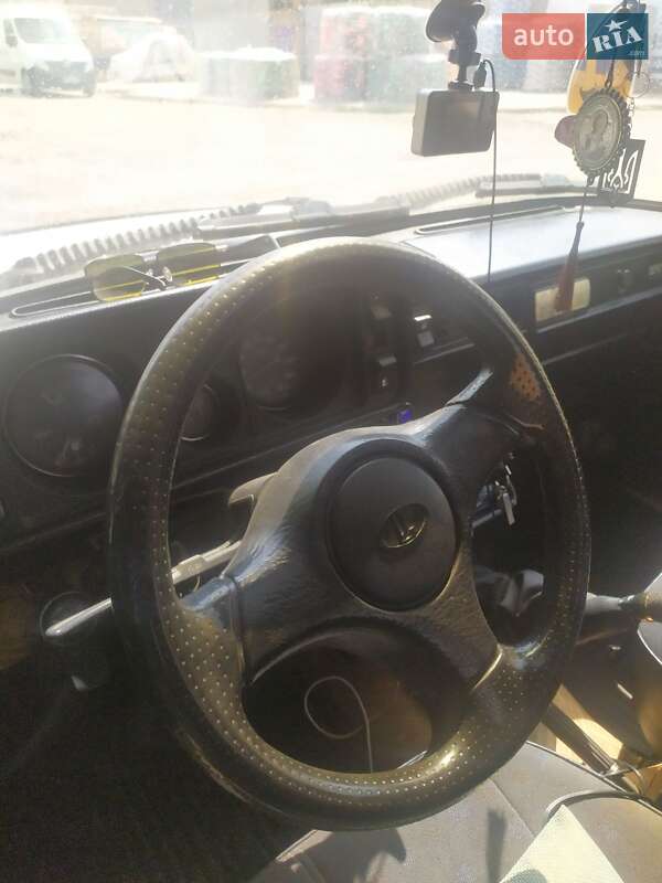 Седан ВАЗ / Lada 2105 1990 в Кривом Роге фото 7 Седан ВАЗ / Lada 2105 1990 в Кривом Роге