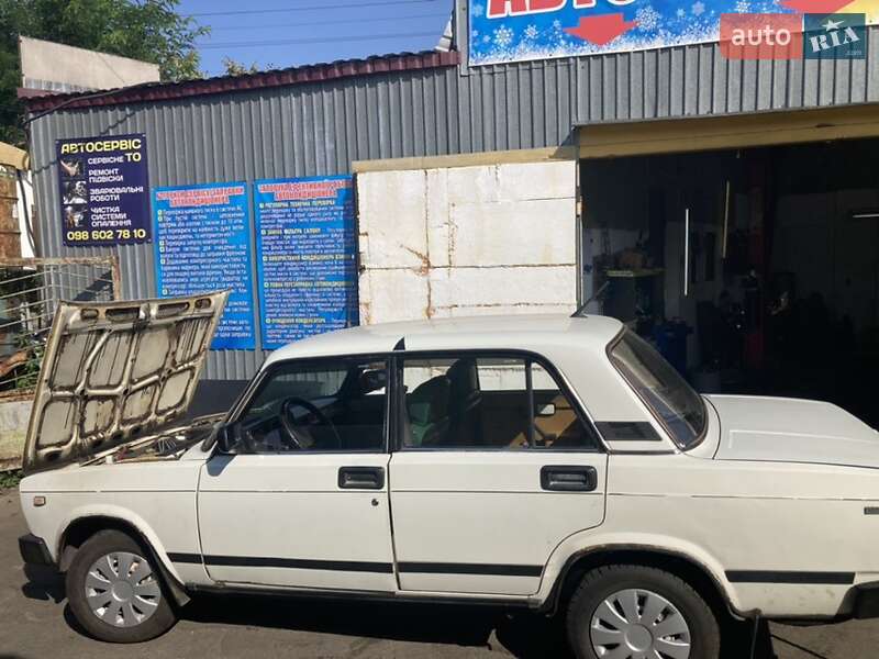 Седан ВАЗ / Lada 2105 1986 в Киеве