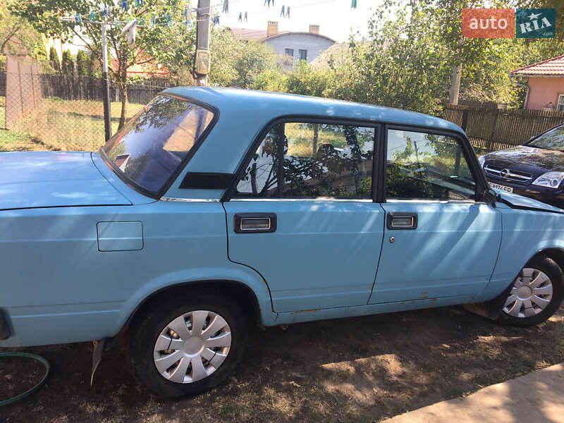 Седан ВАЗ / Lada 2105 1987 в Черновцах