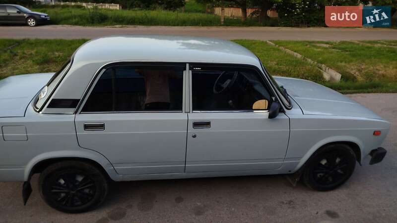 Седан ВАЗ / Lada 2105 1990 в Чернівцях