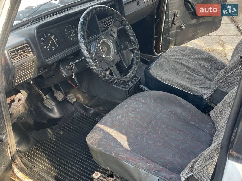 Седан ВАЗ / Lada 2105 1982 в Хороле фото 7 Седан ВАЗ / Lada 2105 1982 в Хороле