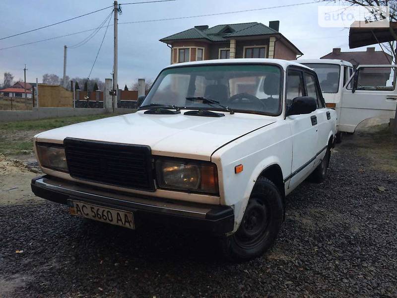 Седан ВАЗ / Lada 2107 1990 в Луцке