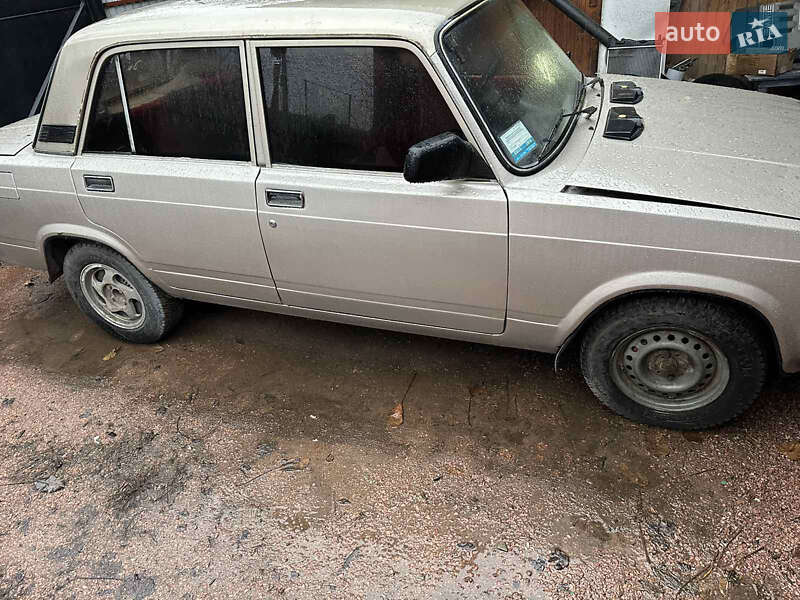 Седан ВАЗ / Lada 2107 1998 в Овруче