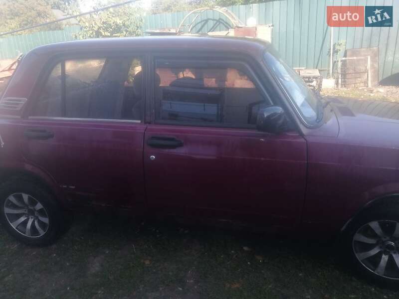 Седан ВАЗ / Lada 2107 2004 в Киеве