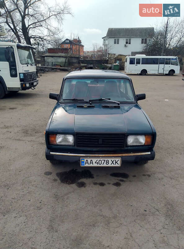 Седан ВАЗ / Lada 2107 2004 в Киеве