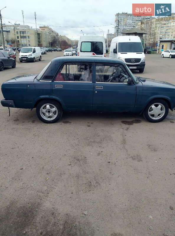 Седан ВАЗ / Lada 2107 2004 в Киеве