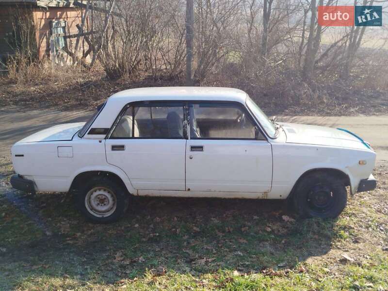 Седан ВАЗ / Lada 2107 1996 в Ямполе