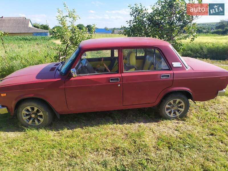 Седан ВАЗ / Lada 2107 1996 в Черновцах