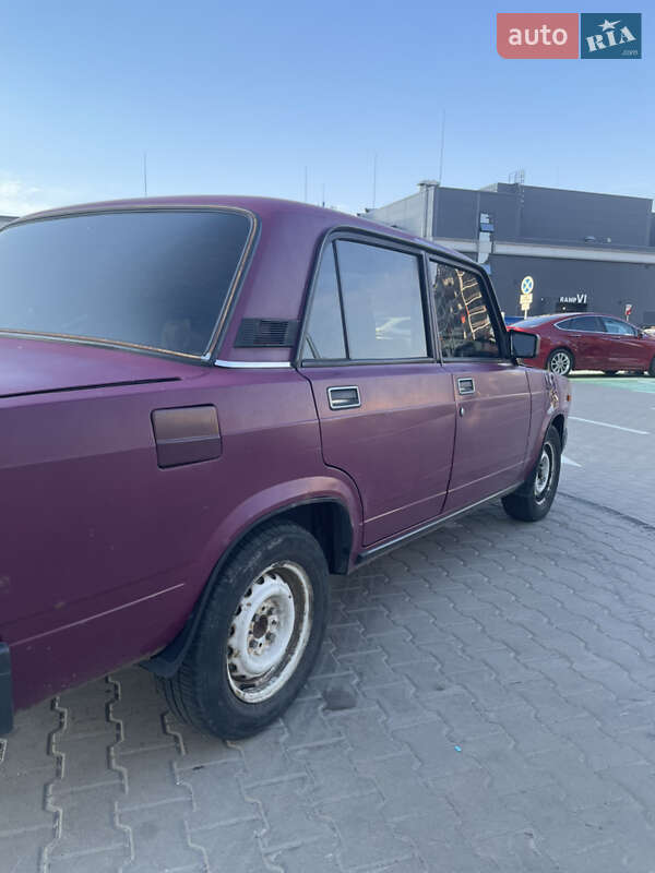 Седан ВАЗ / Lada 2107 2002 в Киеве
