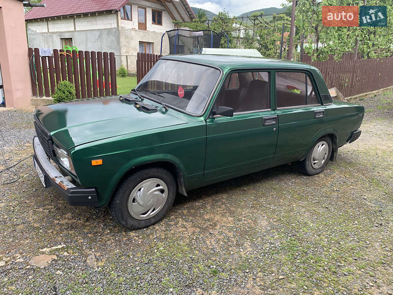 Седан ВАЗ / Lada 2107 2004 в Сваляве