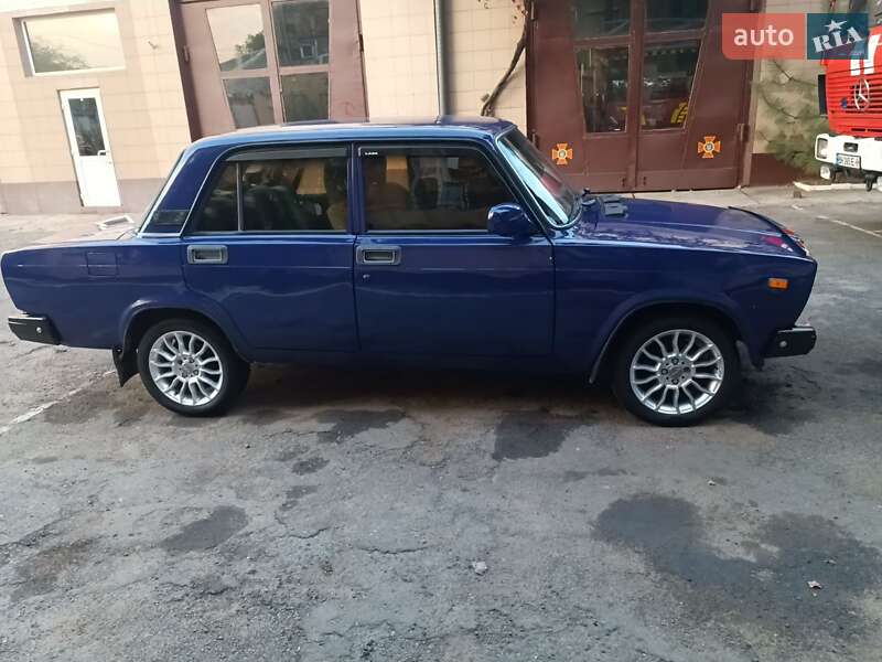 Седан ВАЗ / Lada 2107 1995 в Одессе