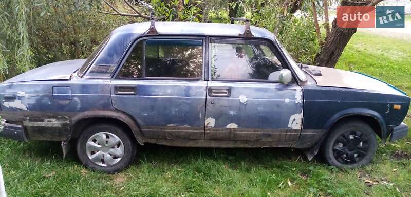 Седан ВАЗ / Lada 2107 1990 в Черновцах