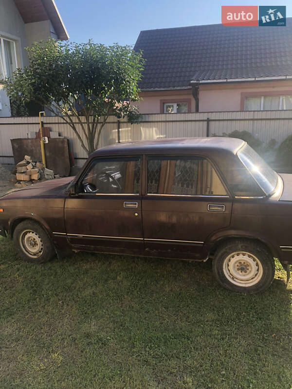 Седан ВАЗ / Lada 2107 2005 в Сторожинце