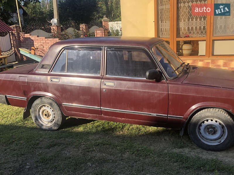 Седан ВАЗ / Lada 2107 2005 в Сторожинце