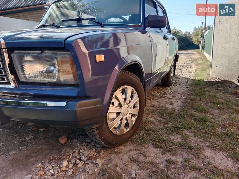 Седан ВАЗ / Lada 2107 2005 в Ромнах